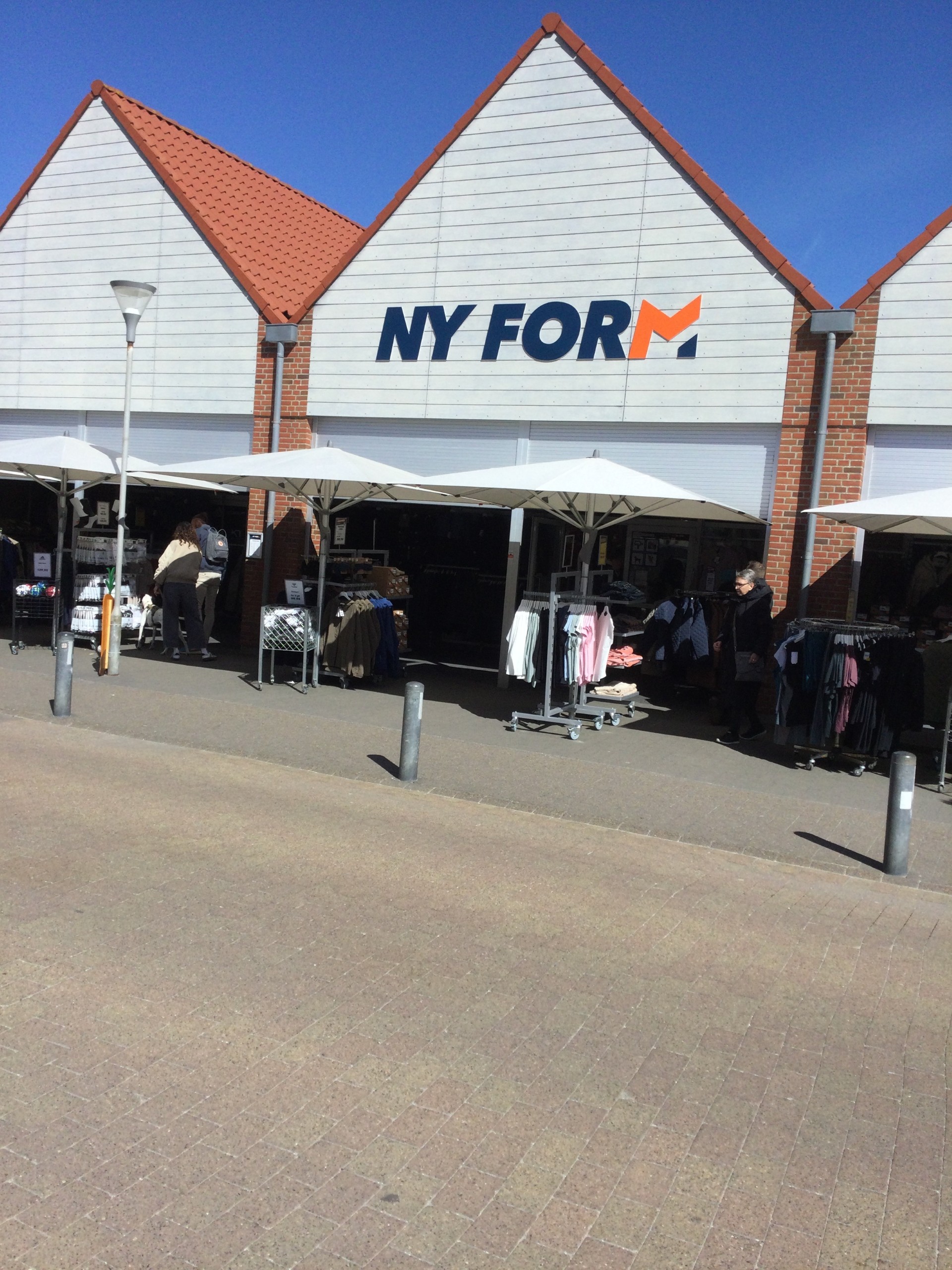 NY FORM Henne Strand